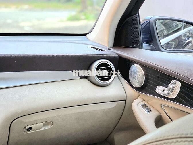 Tầm 800tr có GLC300 4 MATIC chất xe 1 chủ
