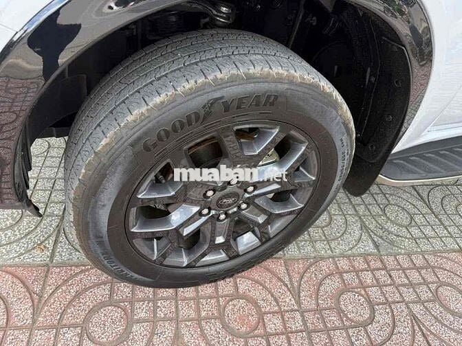 Everest mode2023  Titanium 2.0L AT 4x2 - 36000 km