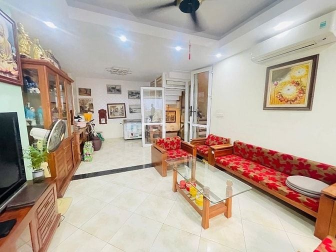 Cờ đến tay ai người đó phất, Thông Phong, Kinh doanh, mặt tiền rộng