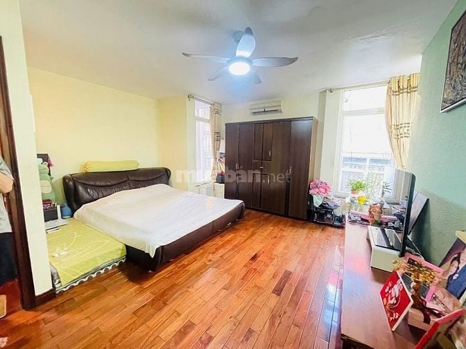 Cờ đến tay ai người đó phất, Thông Phong, Kinh doanh, mặt tiền rộng