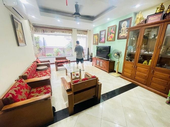 Cờ đến tay ai người đó phất, Thông Phong, Kinh doanh, mặt tiền rộng