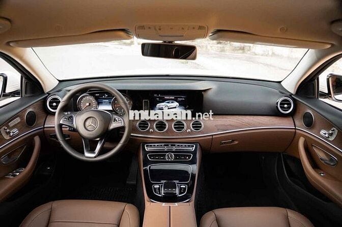 Mercedes E200 Model 2017 - Hỗ trợ Bank - Trắng Nâu