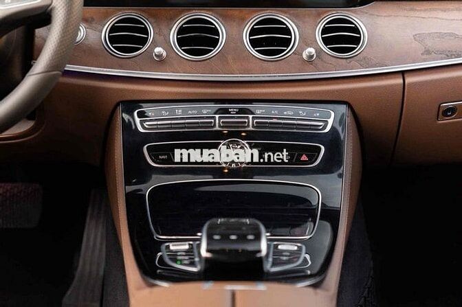 Mercedes E200 Model 2017 - Hỗ trợ Bank - Trắng Nâu