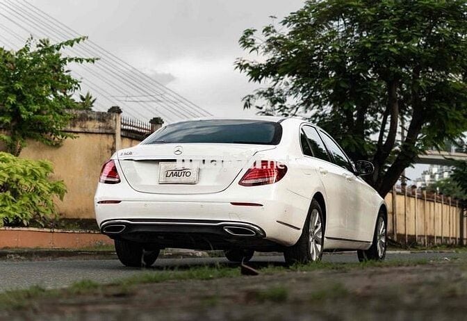 Mercedes E200 Model 2017 - Hỗ trợ Bank - Trắng Nâu