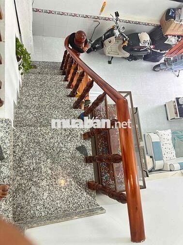 Tôi cần bán nhà 1 trệt 1 lửng còn mới , cứng cáp , chỉ việc dọn vào ở