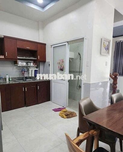 Cho thuê nhà 2 lầu Hà Huy Giáp 3 phòng ngủ hẻm ô tô gần Chợ đường