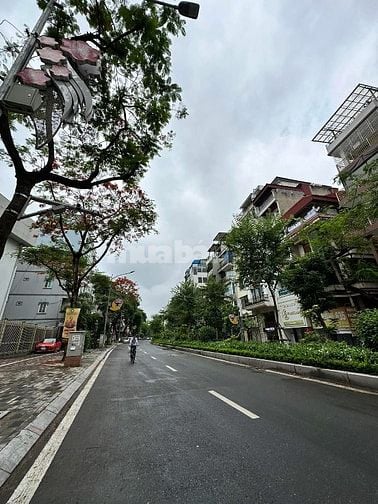 Bán toà văn phòng mặt đường Lạc Long Quân siêu đẹp. 68m 7 tầng