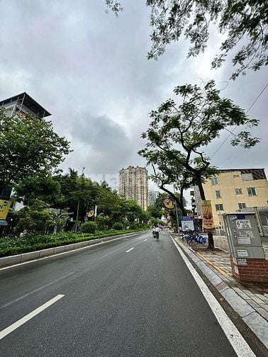 Bán toà văn phòng mặt đường Lạc Long Quân siêu đẹp. 68m 7 tầng
