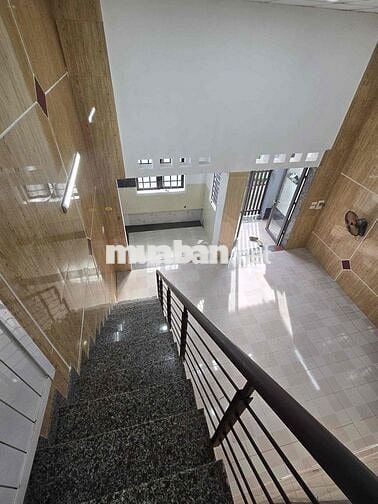 Nhà gác đúc kiệt truòng chinh gần lê trọng tấn chỉ 2ti290
