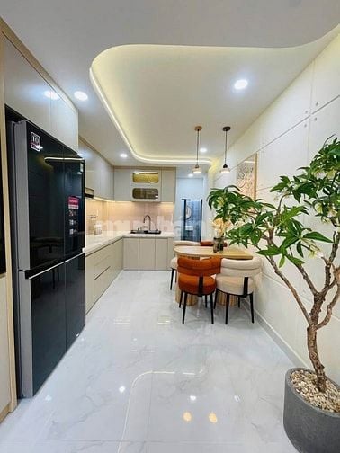 Nhà Bàn Cờ cần bán, 3 tỷ 950 (TL), Hẻm lớn 5m, không bị lộ giới, SH