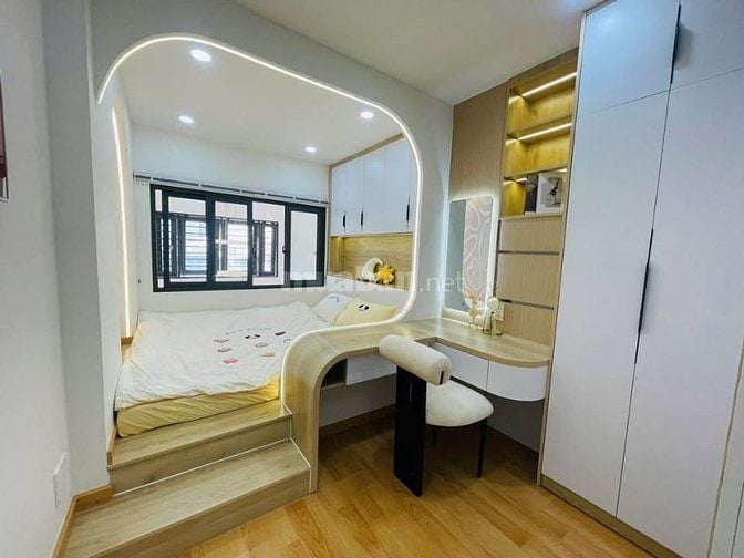 Nhà Bàn Cờ cần bán, 3 tỷ 950 (TL), Hẻm lớn 5m, không bị lộ giới, SH