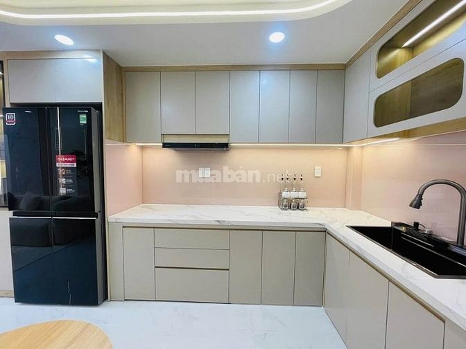 Nhà Bàn Cờ cần bán, 3 tỷ 950 (TL), Hẻm lớn 5m, không bị lộ giới, SH