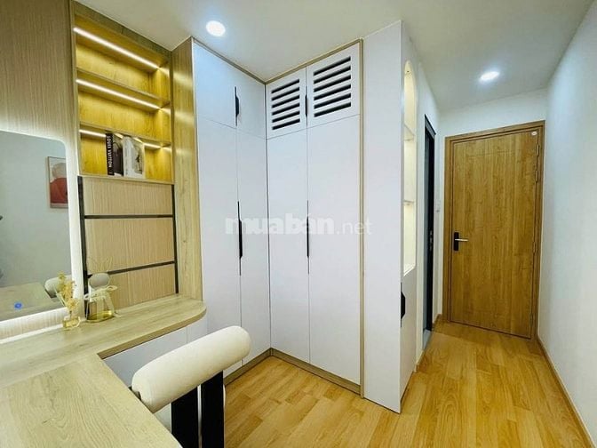 Nhà Bàn Cờ cần bán, 3 tỷ 950 (TL), Hẻm lớn 5m, không bị lộ giới, SH