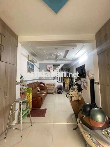 Cần bán gấp nhà P ĐHT. DT 3,6 x 10,5 .1 trệt 1 lầu 2PN 2WS hẻm xe hơi