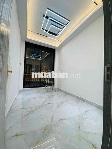 Mat tien duong so 6m -xe hoi do cua q4
