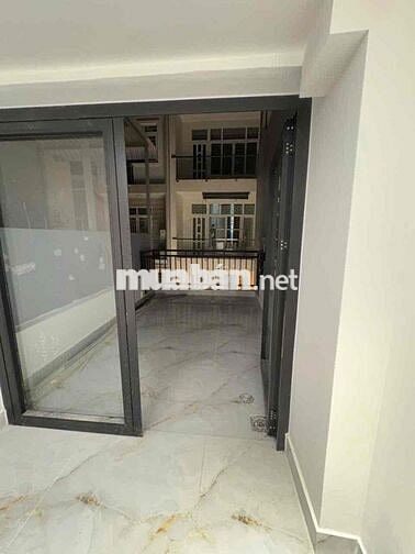 Mat tien duong so 6m -xe hoi do cua q4