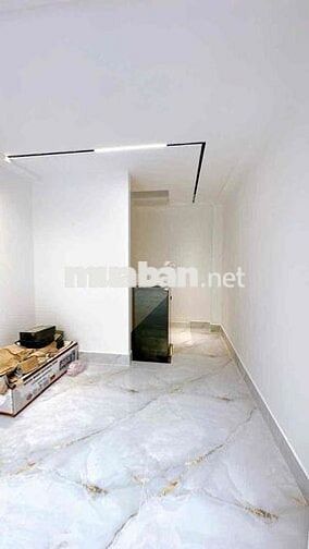 Mat tien duong so 6m -xe hoi do cua q4