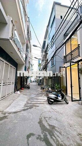 Mat tien duong so 6m -xe hoi do cua q4
