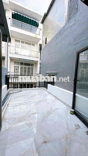 Mat tien duong so 6m -xe hoi do cua q4