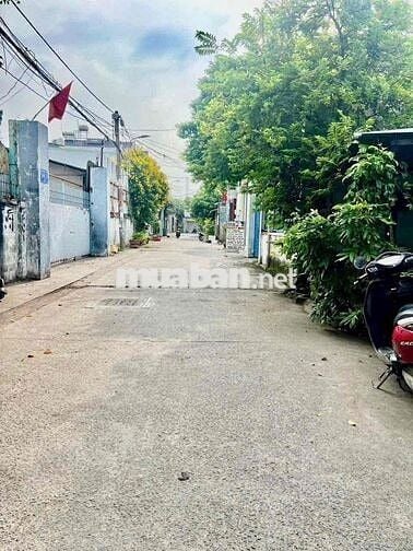 Ngay sát Nguyễn ảnh thủ và sân banh cây sung  trệt lửng giáp Q12