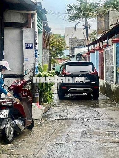 Ngay sát Nguyễn ảnh thủ và sân banh cây sung  trệt lửng giáp Q12