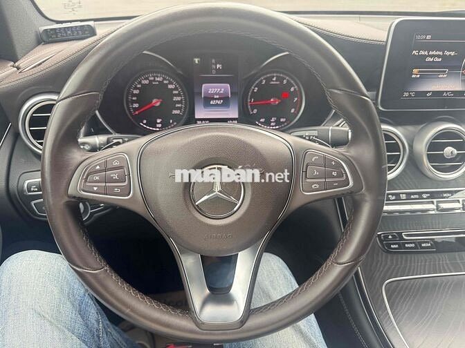 Mercedes Benz GLC300 4matic model  2017 - 62000 km
