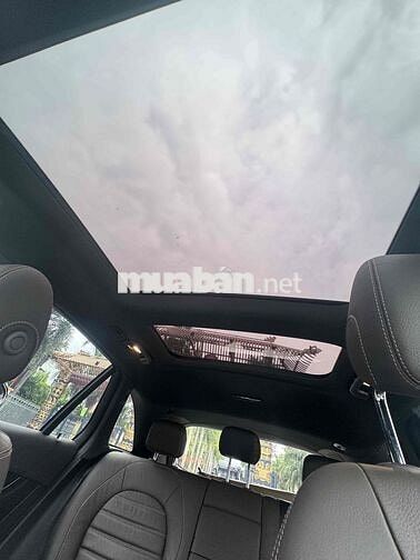 Mercedes Benz GLC300 4matic model  2017 - 62000 km