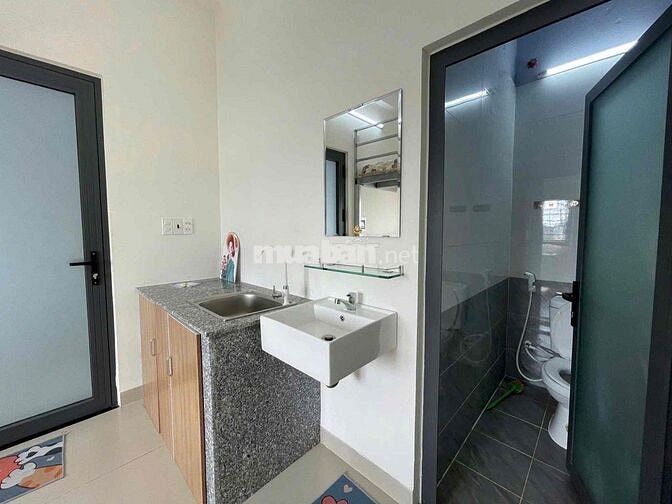 Phòng trọ có gác cửa sổ trời có sẵn nội thất gần Công Viên Làng Hoa