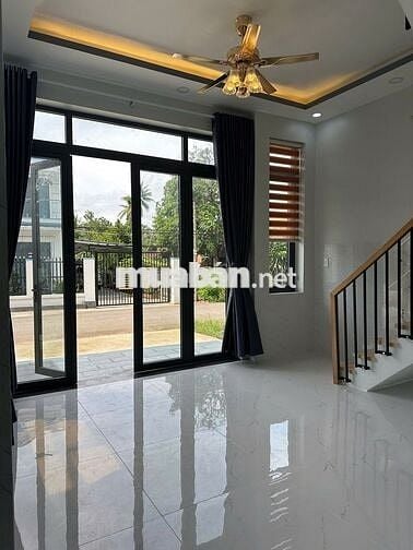 Bán nhà mới, mặt tiền ngay trung tâm