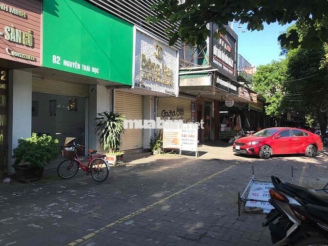 mặt bằng kinh doanh đường rộng 34 m, vỉa hè 10m