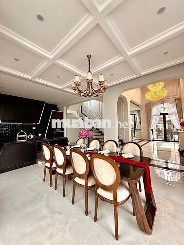 cần bán căn biệt thự, sân vườn, hồ bơi, view thành phố tại nam hồ.