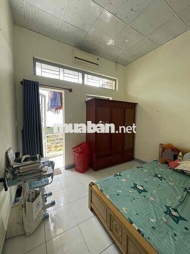 nhà 1 trệt 1 lầu 2 phòng ngủ, hẻm cách HTP 100m
