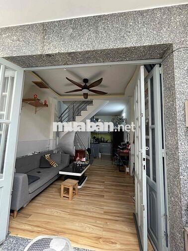 nhà 1 trệt 1 lầu 2 phòng ngủ, hẻm cách HTP 100m