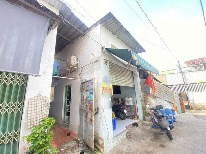 ông Sáu cần tiền gấp trả nợ. Nhờ em bán giùm căn nhà Bà Điểm Hóc Môn