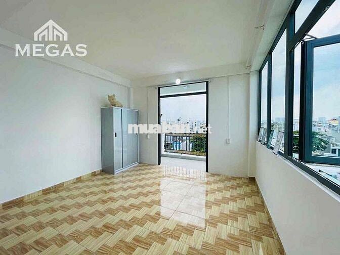 STUDIO BAN CÔNG SIÊU THOÁNG SẴN NỘI THẤT GẦN NGÃ TƯ BỐN XÃ