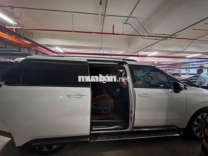 Kia Carnival 2023 Luxury 2.2D - 27000 km