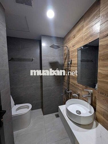 Trống 1 phònv ngay Ks Marriot . Ngõ 2 Đại Lộ Thăng Long ở luôn