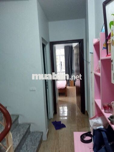 Cho thuê tầng 3 nhà ở, diện tích 42m2, 2 phòng ngủ+1WC