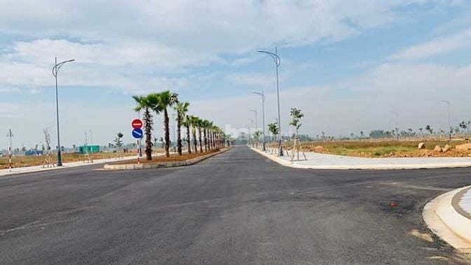 tài chính 1tỷ2 có ngay lô 100m2, mặt tiền Phùng Hưng 42m, sổ riêng.