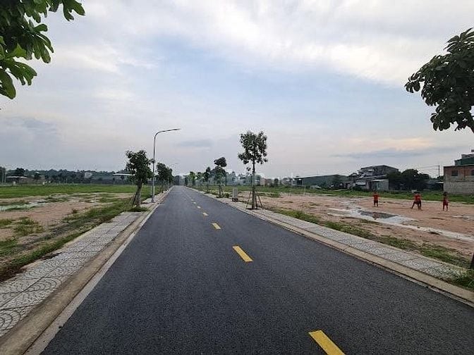 1tỷ2 có nên mua đất 100m2, ngay KDC, mặt tiền Phùng Hưng 42m, sổ sẵn?