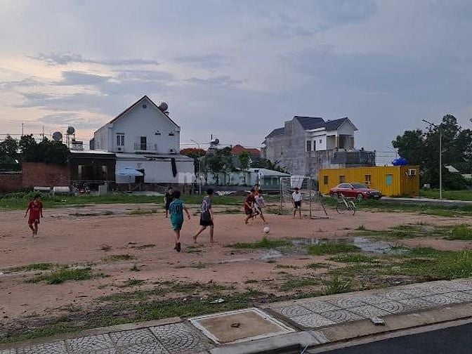 1tỷ2 có nên mua đất 100m2, ngay KDC, mặt tiền Phùng Hưng 42m, sổ sẵn?