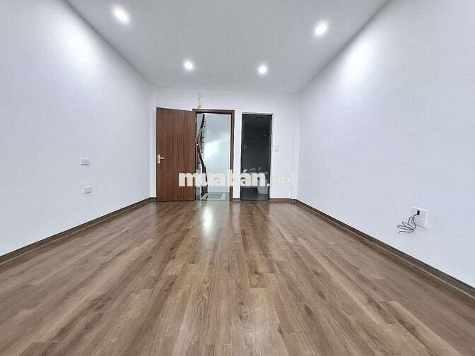 NHÀ ĐẸP 5 TẦNG FULL NỘI THẤT Ở BÁT KHỐI, LONG BIÊN ĐỐI DIỆN AEON
