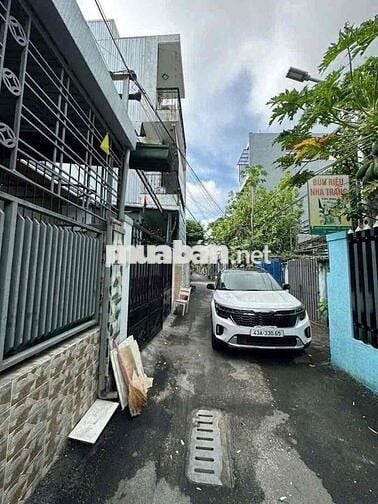 Nhà có sân thoáng full nội thất chỉ 700tr