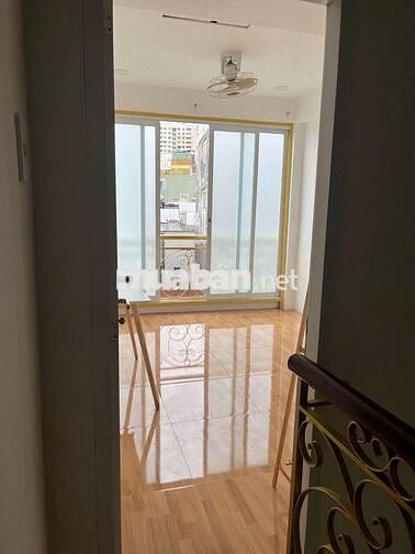 Cho thuê phòng lầu 4 - đầy đủ nội thất cơ bản 16m vuông quận 3