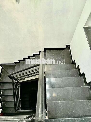 CHDV Cạnh MT(  Ngã 4 Hàng Xanh)- 108M2  6 Tầng - 16P Khép kính
6x18M2)