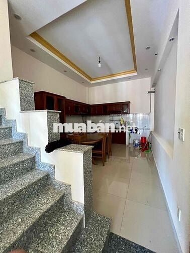 Cho Thuê Nhà DT 220m2 1Trệt 2Lầu 3Pn 3Wc Sân Thượng Ngay Ngã Tư Ga