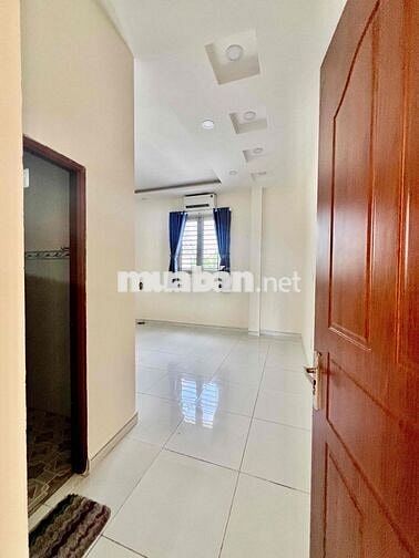 Cho Thuê Nhà DT 220m2 1Trệt 2Lầu 3Pn 3Wc Sân Thượng Ngay Ngã Tư Ga