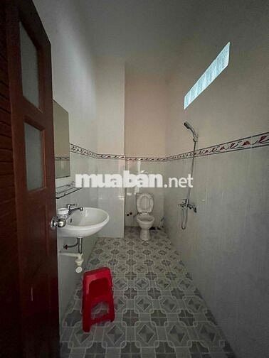 Cho Thuê Nhà DT 220m2 1Trệt 2Lầu 3Pn 3Wc Sân Thượng Ngay Ngã Tư Ga