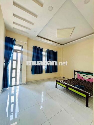 Cho Thuê Nhà DT 220m2 1Trệt 2Lầu 3Pn 3Wc Sân Thượng Ngay Ngã Tư Ga