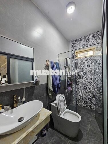 Nhà hẻm 3 mặt thoáng 180m2,  Tiện di chuyển Q.1-2-4